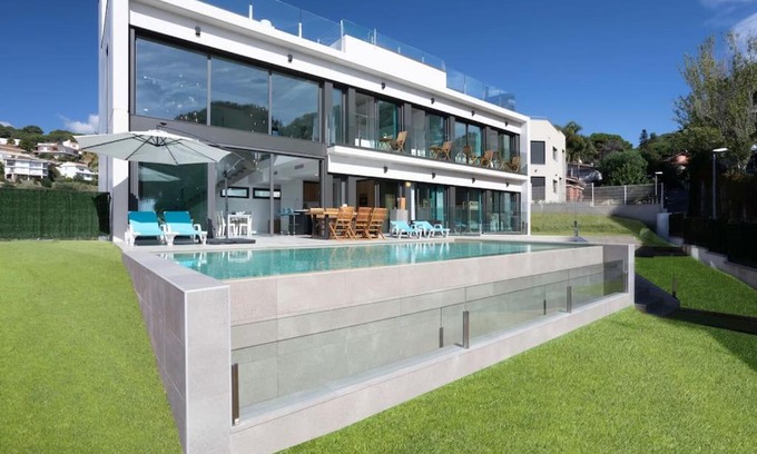 Sant Pol De Mar Apartment | Discover Villa Costa Barcelona with Beachfront Infinity Pools