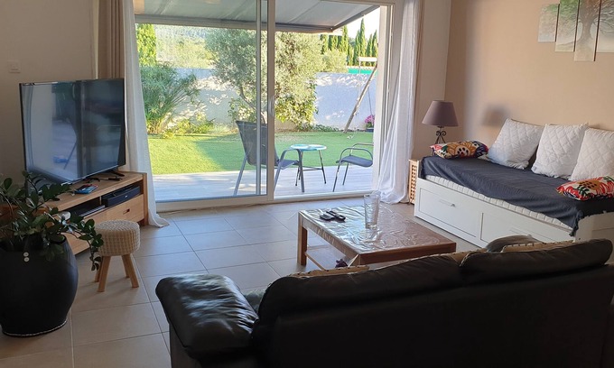 La Fare-les-Oliviers House | Elegant Villa with Private Pool Near Aix en Provence