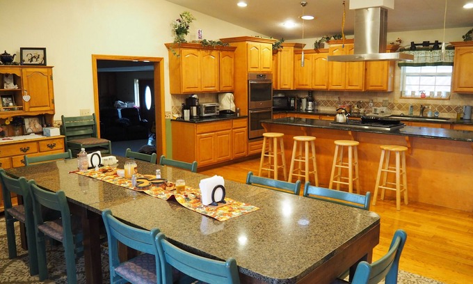 Squires Resort | Explore Village of Hope: 6 Cozy Cabins with Pool & Spa