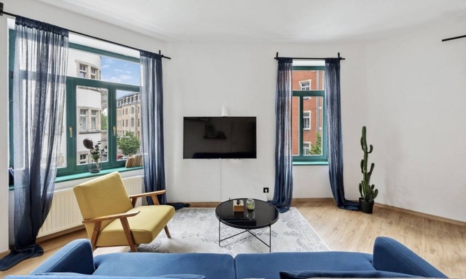 Leipziger Vorstadt Apartment | Chic Vintage Apartment with Pet-Friendly Amenities & Breakfast