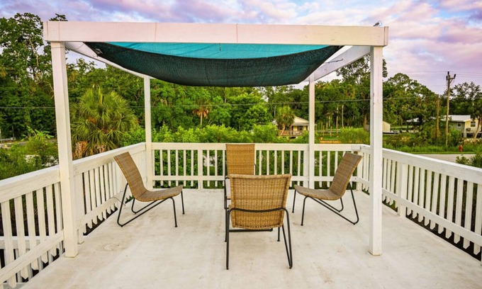 Suwannee House | Discover Waterfront Retreat for Fishing, Games & Family Fun