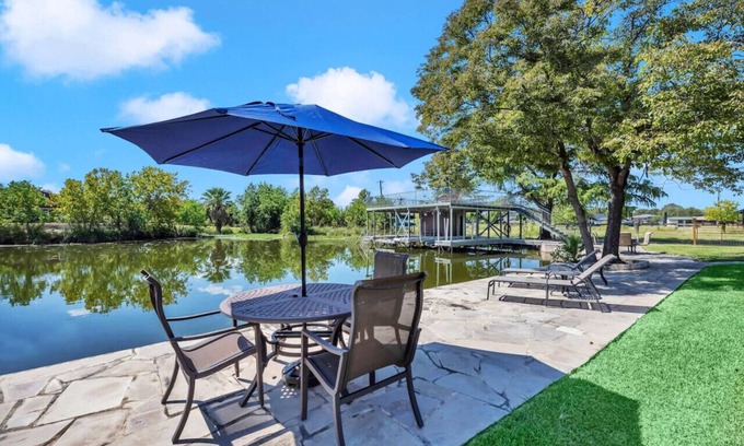 Granite Shoals House | NEW! Waterfront property w/fire pit & corn hole!