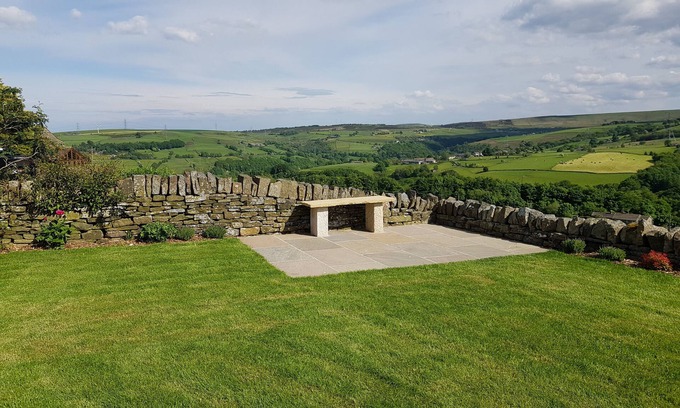 Sowerby Bridge Cottage | Discover Weavers Cottage: Pet Friendly Retreat in Pennines