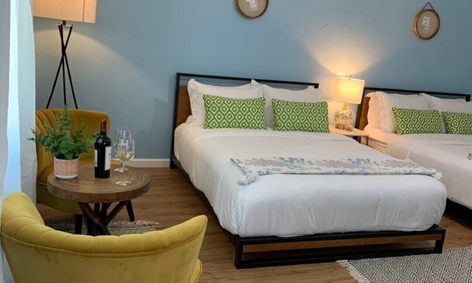 Ukiah Cottage | Cozy 2 Queen Beds Cottage with Yard and Breakfast Included