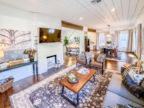 Austin Ave. House | Ideal Family Gathering Place: New White On Columbus