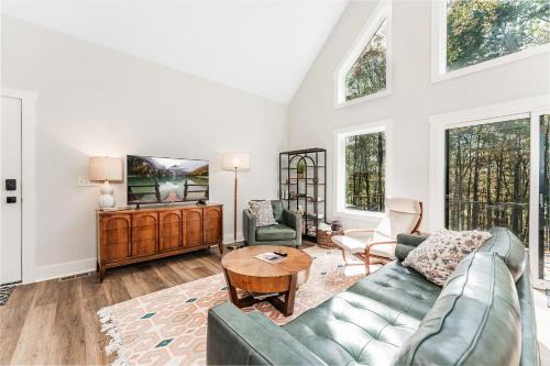Alpine Lake Ski Chalet | Cozy Wintervue Home with Fireplace - Pet Friendly Retreat