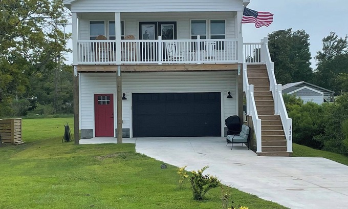 Morehead City House | Modern Retreat with Water Views, Pet-Friendly & Close to Beaufort