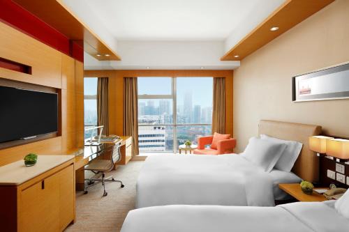 Qiao Kou Hotel | Elegant New World Wuhan Hotel: Family-Friendly & Pool Access