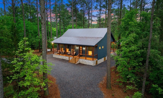 Broken Bow Cabin | New*Yippee-Ki-Yay*Heart of Hochatown*Walk to Mt Fork Brewery*Firewood Provided
