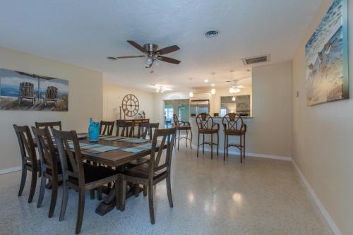 Gulf Gate Estates House | Pet-Friendly New York Avenue Rancher with Great Reviews