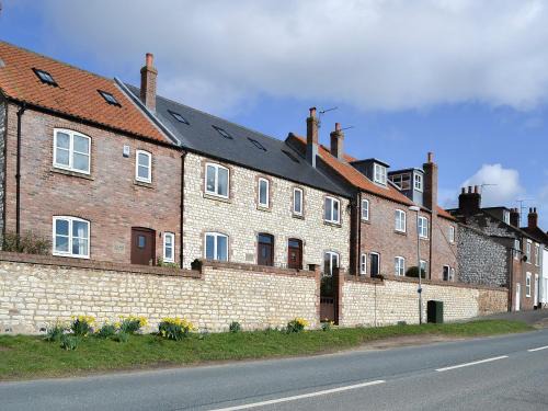 Flamborough House | Newcombe Cottage: Pet-Friendly Retreat with Perfect Rating
