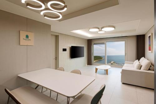 Busan Hotel | Oceanfront NewCZ Osiria Residence - Rated 9.3/10 by Guests