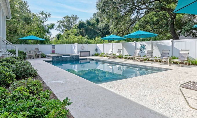 Saint Simons Island Cottage | Coastal Retreat: Steps to Beach with Pool & Hot Tub Access
