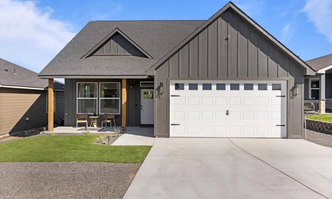 Moses Lake House | Modern Home with Hot Tub & Golf Course Views - Rated 9.8