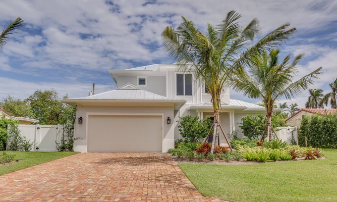 Totterdale House | Island Retreat with Saltwater Pool & Oceanfront Views