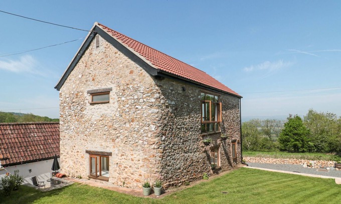West Buckland Cottage | NEWLANDS BARN, family friendly, with a garden in Wellington