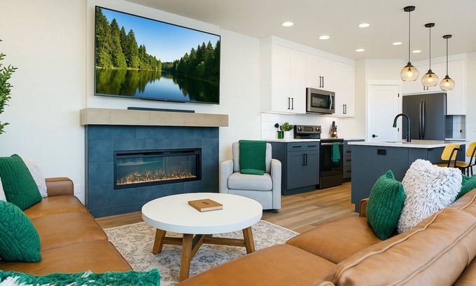Cascade House | NewLuxury Home/HotTub/6Bed/PrivatePatio/Fireplace