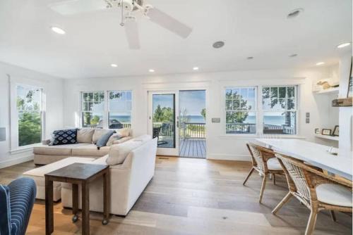 Miami Park House | Lakefront Retreat with Private Beach Access - 10/10 Rating