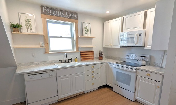 Cape Neddick Apartment | Modern 2-Bedroom Apartment Steps from Perkins Cove