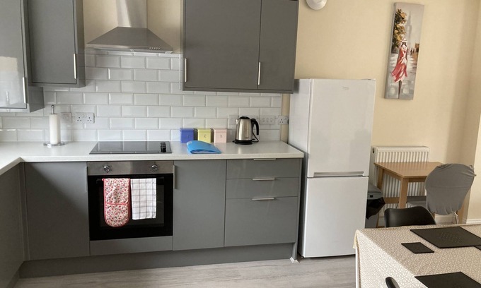 Balderton House | Exceptional 3-Bedroom House with Kitchen & Parking
