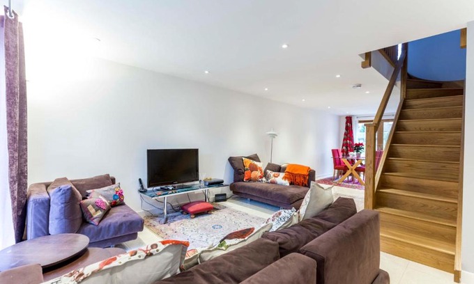 Cambridge House | Modern 3BR Home Steps from Addenbrooke's - Rated 10/10
