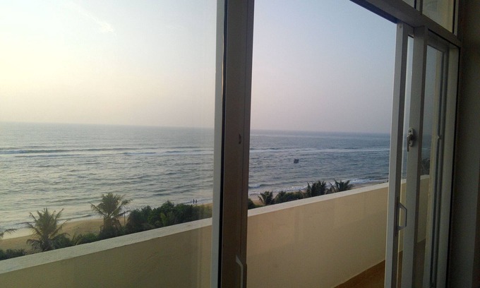 Mount Lavinia Apartment | Modern Oceanview Apartment with Breathtaking Scenery