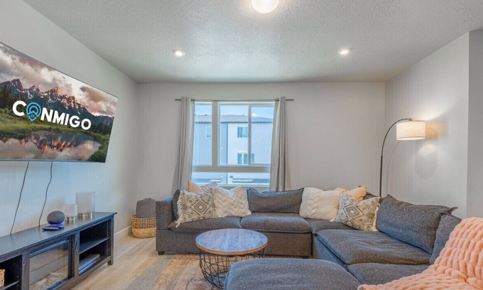 American Fork House | Newly Built Chic Utah Valley Gem l Theo
