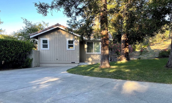 Walnut Creek House | Private Newly-Built Guesthouse with Spa and Breakfast