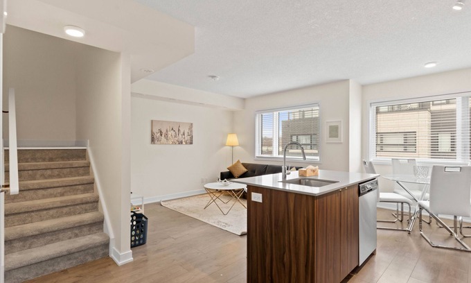 Aldershot House | Central 2BR Home in Burlington - Perfect for Families