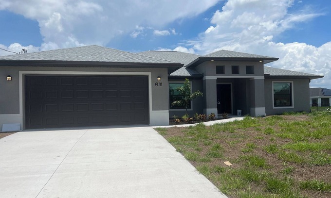 Sunshine House | Modern Home Ideal for Families Near SW Florida Airport