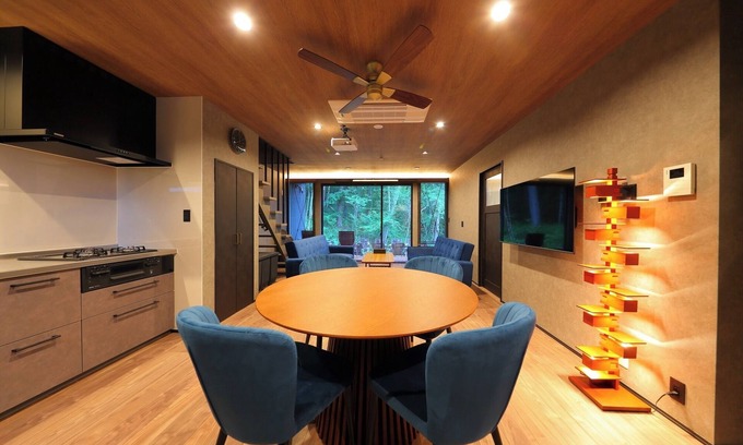 Fujikawaguchiko Hotel | Newly built in 2025 Luxury furniture and appliances included Luxury design villa in the forest BB/Minamitsurugun Yamanashi