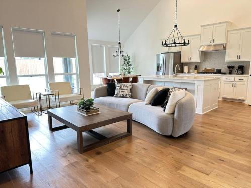 Celina House | Ideal Family Retreat: Newly Built Home with Pet-Friendly Perks
