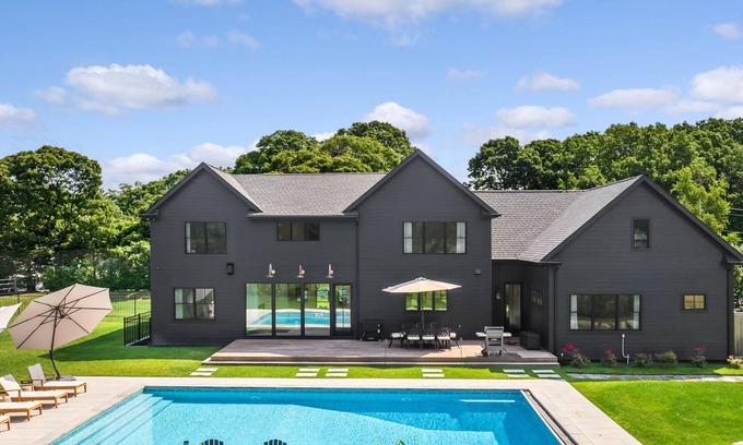 Mattituck House | Modern Country Home in North Fork with Oceanfront Views