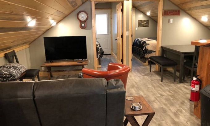 Island Park Cabin | Newly Built Rustic Loft with Kitchen & Spa - Rated 9.2/10