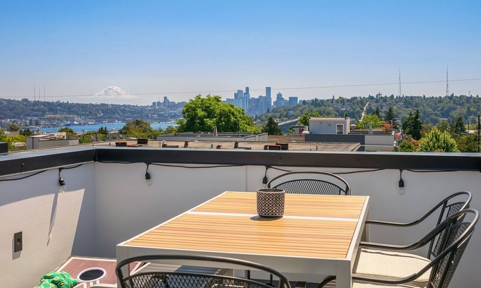 Fremont House | Modern Seattle Townhome with Spectacular Lake Views