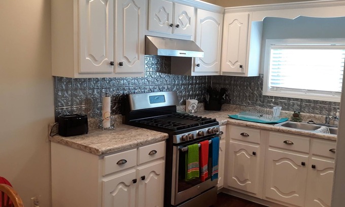 Muscle Shoals Apartment | Newly Built Garage Apartment with Pool & Spa Amenities