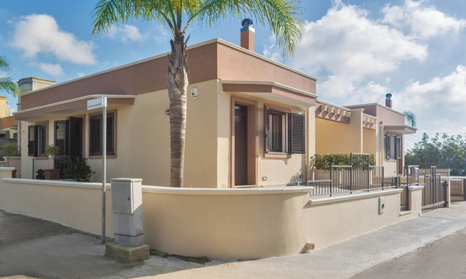 Tuglie Apartment | Modern Villa with Ocean View, Garden & Spa Access