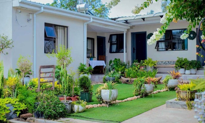 Blantyre House | Cozy Hideaway with Amazing Garden Near Airport & City