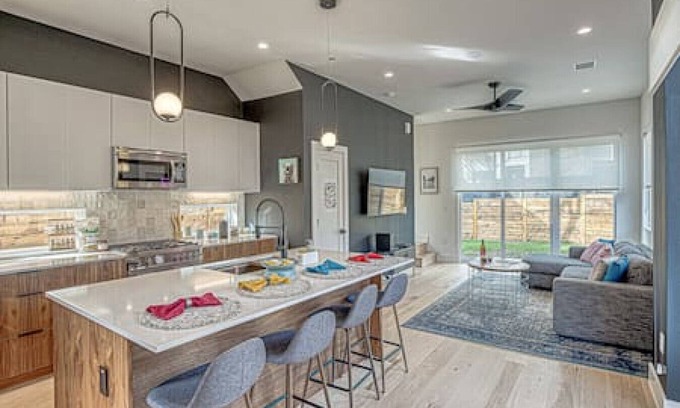 Chestnut House | Ideal Remote Work Retreat Close to Downtown and Airport