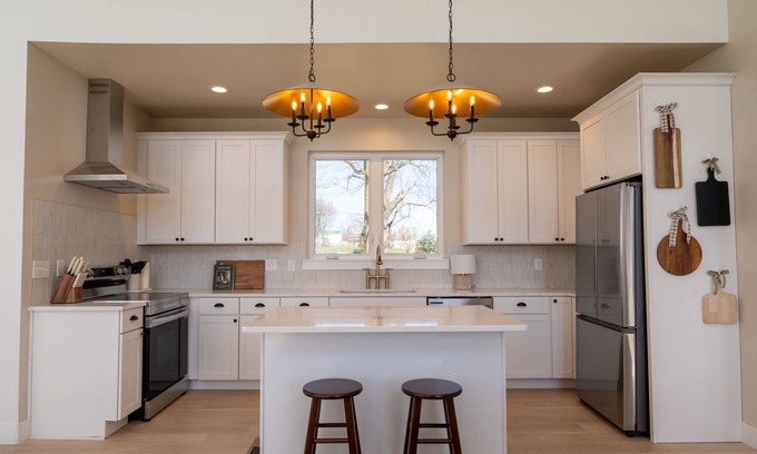 Dry Ridge House | Modern Home with Hot Tub, Steps from Ark Encounter