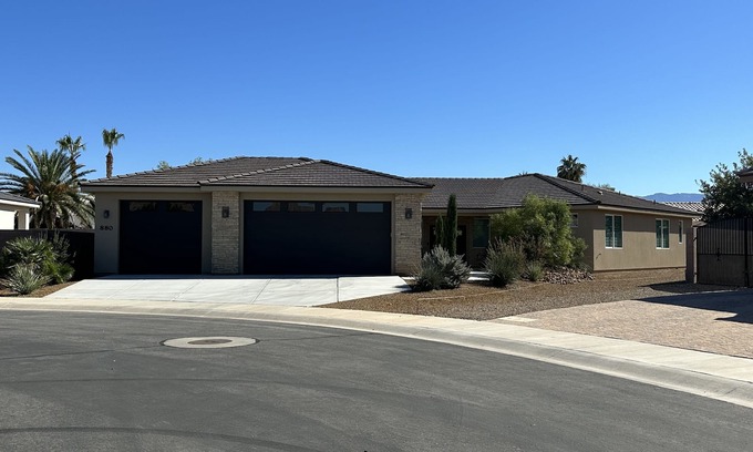 Mesquite House | Modern Family Home with Kitchen & Breakfast Included