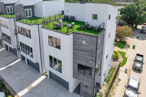 Houston House | Newly Constructed Winsome Village - A Galleria Area