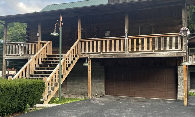 Chattaroy Cabin | Cozy Cabin Near Trails, Pet-Friendly with Pool Access!