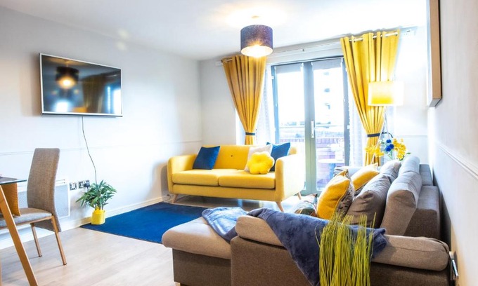 Wolverhampton Apartment | Elegant Apartment Steps from Wolverhampton Train Station