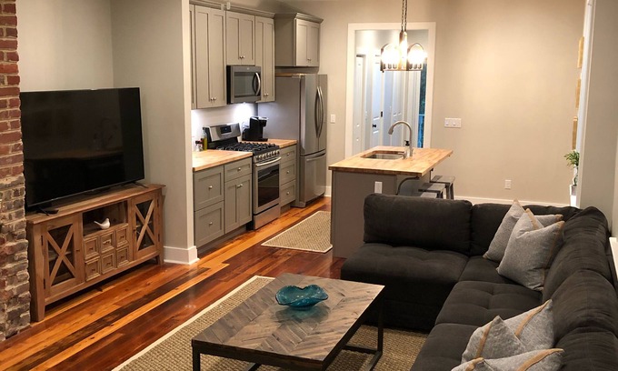 Downtown Charleston Apartment | Newly Listed: Walkable Home in Historic Downtown