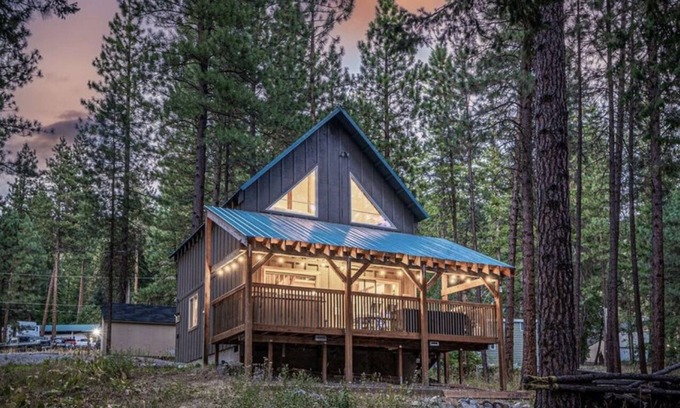 Leavenworth Cabin | Dog-Friendly Cabin with Private Hot Tub & Ocean Views