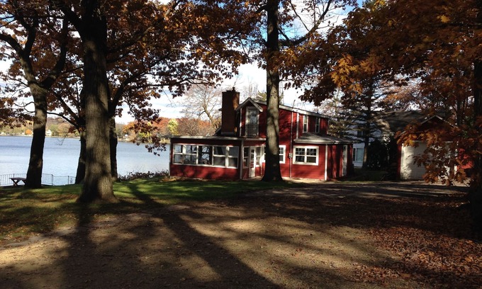 Markesan House | Guest Rated: 9.8 Cottage at Little Green Lake with Pool