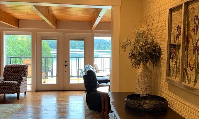 Sequim House | Elegant Waterfront Retreat: Guest Rated 10/10 with Spa