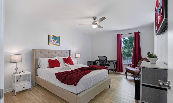Clarksville House | Guest Rated 10/10 | Play&Stay: Pet-Friendly Retreat