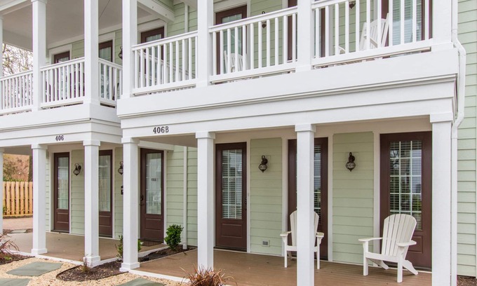 Northeast Virginia Beach House | Bright 2 BR Townhouse Steps from Beach & Boardwalk